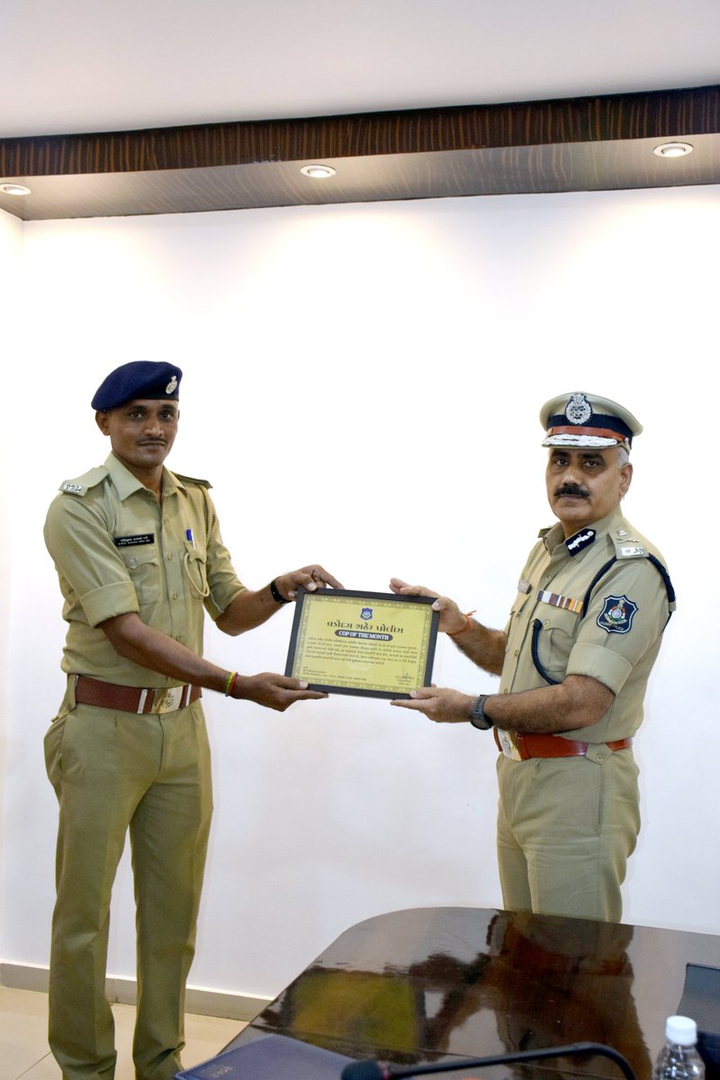 Vadcitypolice's tweet photo. વડોદરા શહેર પોલીસ કમિશનરશ્રી દ્વારા સારી કામગીરી બદલ નીચે મુજબના કર્મચારીઓને "COP of the Month" એવોર્ડથી સન્માનિત કરવામાં આવ્યાં

1) PC રમેશભાઈ જીણાભાઈ
2) PC સંજયભાઈ પુંજાભાઈ
3) PC જયેશભાઈ ફાટાભાઈ
4) WLRD દેવયાનીબેન રાઘજીભાઈ

@dgpgujarat 

#VadodaraCityPolice #vadodaranews https://t.co/uXkdA1l7pj