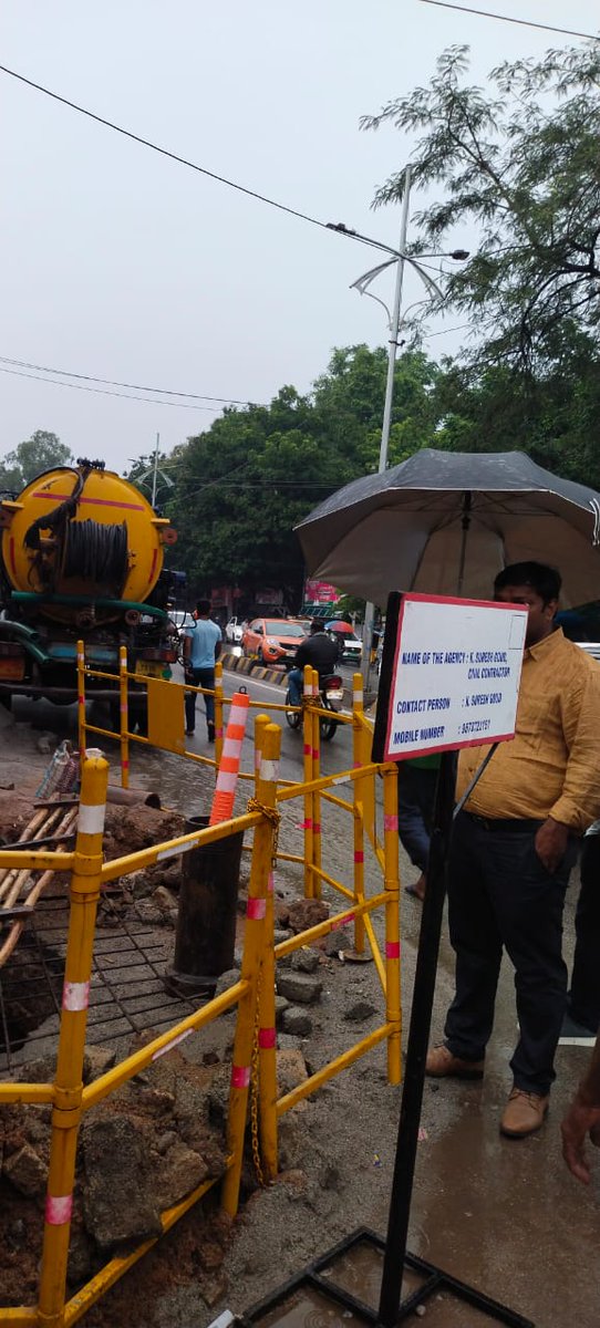 Sir,  Inspected Sudden collapse of deep Manhole at Minister Quarters,  Rd no.12 Banjarahills. Instructed to take up the work immediately duly  Providing barricading along with working site board. 
GM:6 <a href="/MDHMWSSB/">K Ashok Reddy, IAS</a> @KTRTRS <a href="/HMWSSBOnline/">HMWSSB</a> <a href="/hmwssbdop/">HMWSSB DIRECTOR (OP)</a>