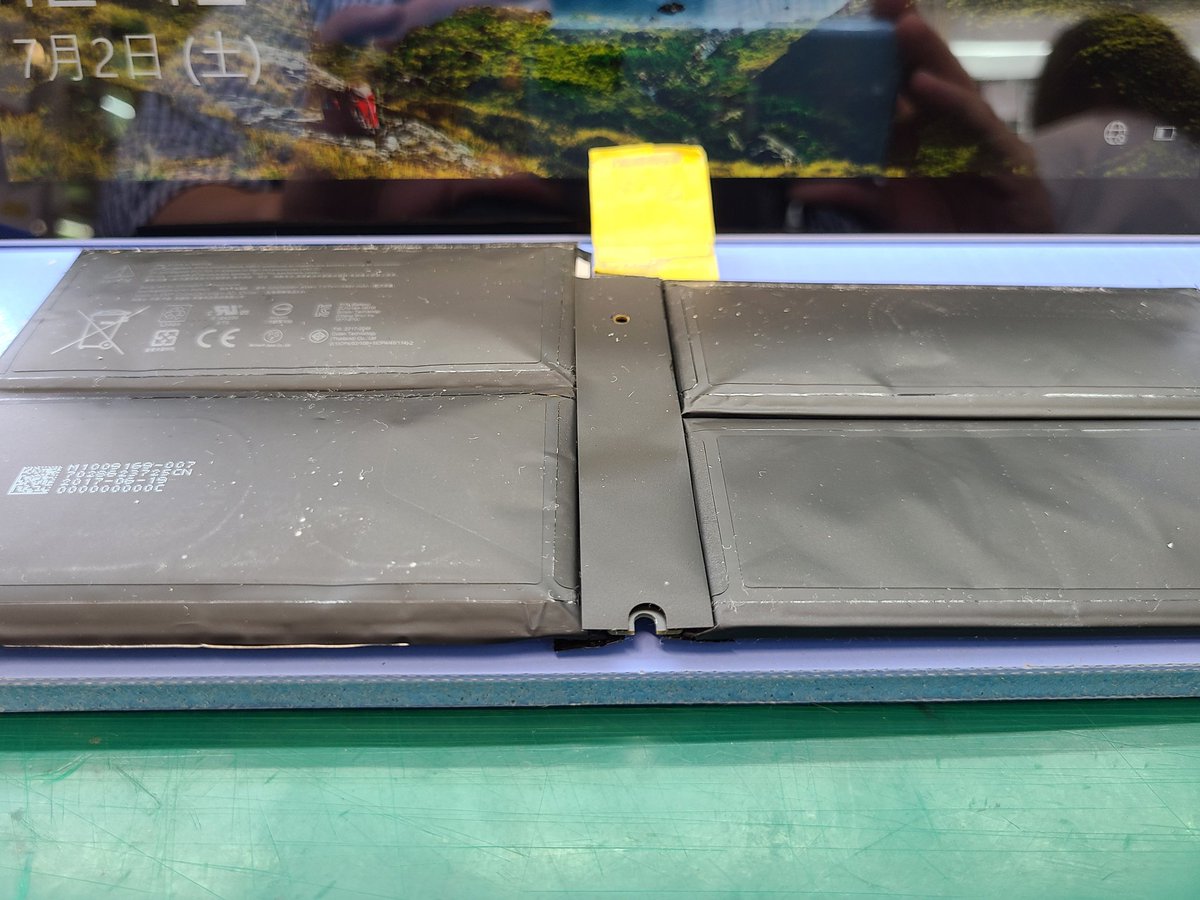 smartmax_repair's tweet image. #SurfacePro5
バッテリー膨張交換修理のご依頼です！当店をご利用頂き誠にありがとうございます🙇
こちらバッテリーが膨らみ今にも破裂してしまいそうです((( ；ﾟДﾟ)))
破裂するとすぐに発火してしまうので、大変危険です⚠️
膨張していたらすぐにご連絡頂けるようお願い致します！
#即日修理