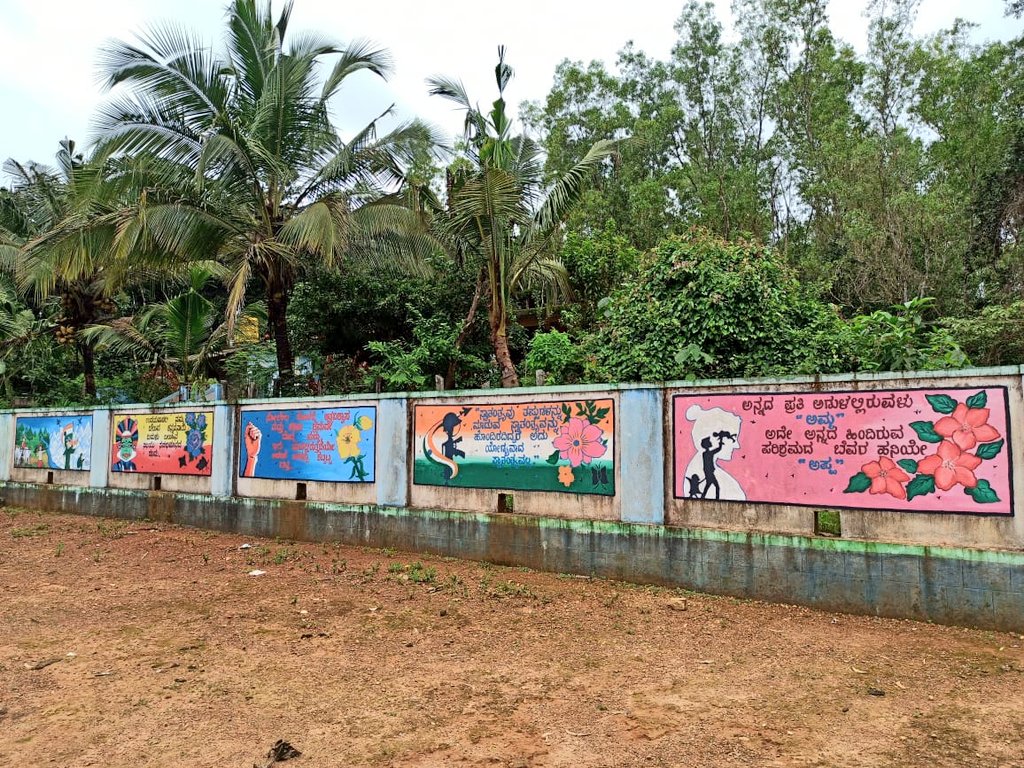 MgnregsK's tweet photo. ನರೇಗಾ ಯೋಜನೆಯಡಿ ರಂಗು ರಂಗಿನ ಶಾಲಾ ಕಾಂಪೌಂಡ್ ನಿರ್ಮಾಣ

ಚಿಕ್ಕಮಗಳೂರು ಜಿಲ್ಲೆಯ ಕೊಪ್ಪ ತಾಲೂಕಿನ ಹಿರೇಕೂಡಿಗೆ ಗ್ರಾ.ಪಂ ವ್ಯಾಪ್ತಿಯ ಬೋಮ್ಲಾಪುರದ ಸರ್ಕಾರಿ ಕಿರಿಯ ಪ್ರಾಥಮಿಕ ಶಾಲೆಗೆ ಮಹಾತ್ಮ ಗಾಂಧಿ ನರೇಗಾ ಯೋಜನೆಯಡಿ ಕಾಂಪೌಂಡ್ ನಿರ್ಮಾಣ ಮಾಡಲಾಗಿದ್ದು, ಮಕ್ಕಳ ಗಮನ ಸೆಳೆಯಲು ಬಣ್ಣ ಬಣ್ಣದ ಚಿತ್ರಗಳಿಂದ ವಿನ್ಯಾಸಗೊಳಿಸಲಾಗಿದೆ.

#mgnregs https://t.co/urGJfPpW0Y