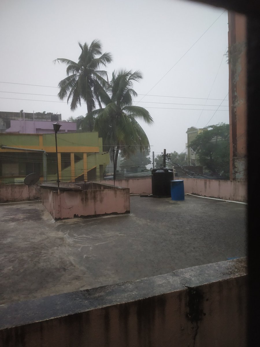 DilSeAlways's tweet photo. Lashing out since an hour๐ฑ #HeavyRains #Hyderabadrains #Malkajgiri #Safilguda #Krupacomplex Scary as usual. @DC_Malkajgiri @GHMCOnline @Director_EVDM @KTRoffice @Rajani_Weather @balaji25_t https://t.co/W3biaX0gJV