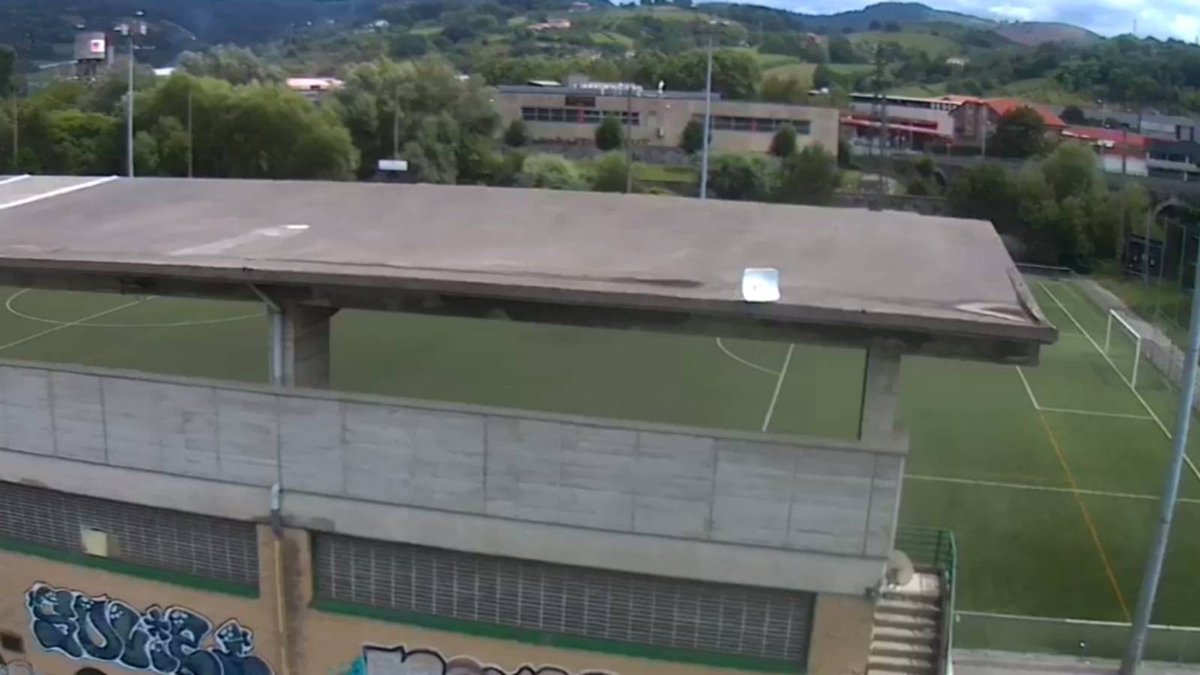 TELEKOMUNIKAZIOAK | <a href="/eh_kom/">EH KOM</a>|ek Zubipe futbol zelaian antena hargailua instalatu du bertan #Internet zerbitzua emateko Santa Barbaratik heldutako seinalearen bidez📡📶.
#Hernani