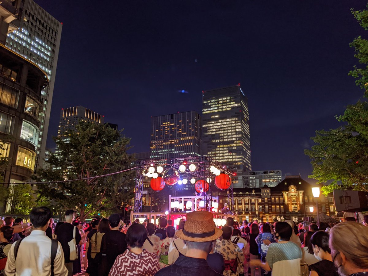 丸の内はこんな感じで浴衣のオネエチャンがいっぱいです🏮