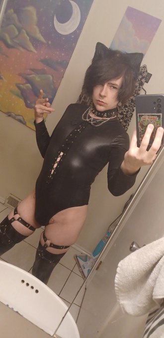 1 pic. Latex and cat ears. What else could you want. https://t.co/oEURRUCmiG