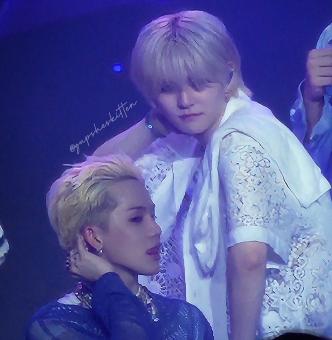 AllForCHS's tweet photo. WHAT BEHAVIOR IS THIS CHOI HYUNSUK??!!! STAPHHHHHHH 😭😭😭
cr on pic.

TREASURE IN MANILA D-DAY
#2022KpopMasterzInManila
#DARAtingnaRInsila 
@treasuremembers https://t.co/V5aDZ87iB9
