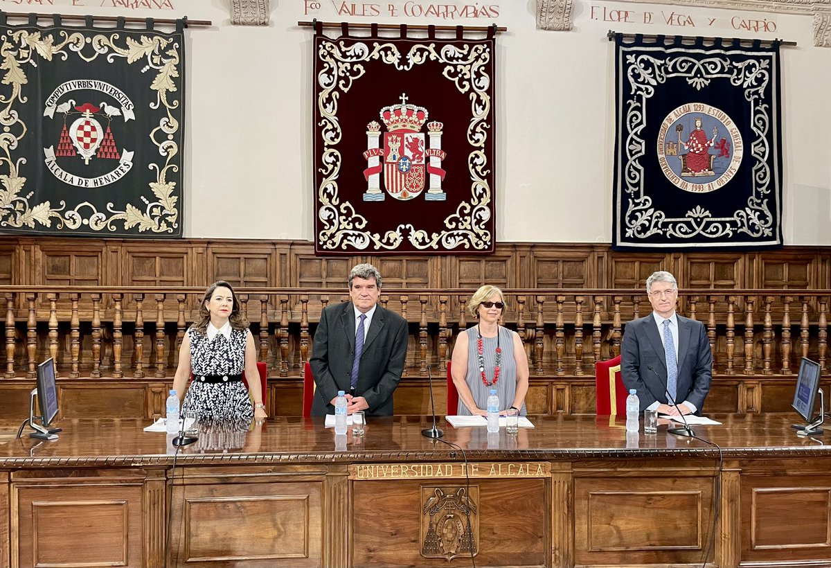 OissSec's tweet photo. 🔴Ahora ceremonia de clausura y conmemorativa de #25años #MasterOiss en Dirección y Gestión de los Sistemas de Seguridad Social, ministro @inclusiongob @joseluisescriva , SG #OISS, @ginariano, vicerrectora de @UAHes, Margarita Vallejo y director del programa, Elíseo Navarro https://t.co/Qg4dmQVCs4