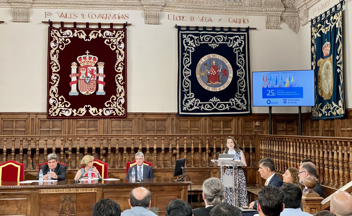OissSec's tweet photo. 🔴Ahora ceremonia de clausura y conmemorativa de #25años #MasterOiss en Dirección y Gestión de los Sistemas de Seguridad Social, ministro @inclusiongob @joseluisescriva , SG #OISS, @ginariano, vicerrectora de @UAHes, Margarita Vallejo y director del programa, Elíseo Navarro https://t.co/Qg4dmQVCs4