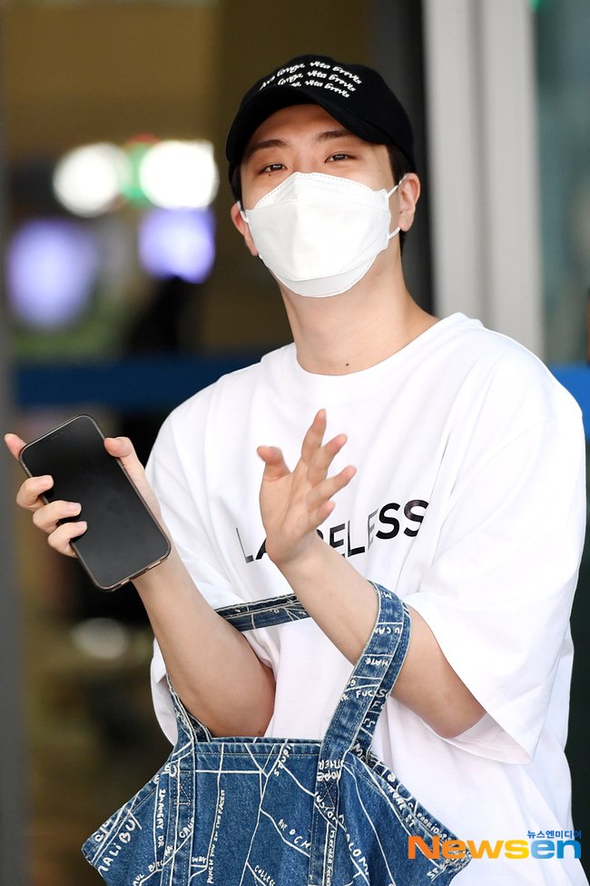 Choi Young Jae @YOUNGJAExArs @GOTYJ_Ars_Vita is also on his way to Singapore this evening! ✈️ He will be performing at his 'Sugar' Mini Concert this Sunday, 31st July! Tickets are still available! Don't miss the show! 📸: @newsen_t #2022YOUNGJAE_MINICON_SG #YOUNGJAE #GOT7