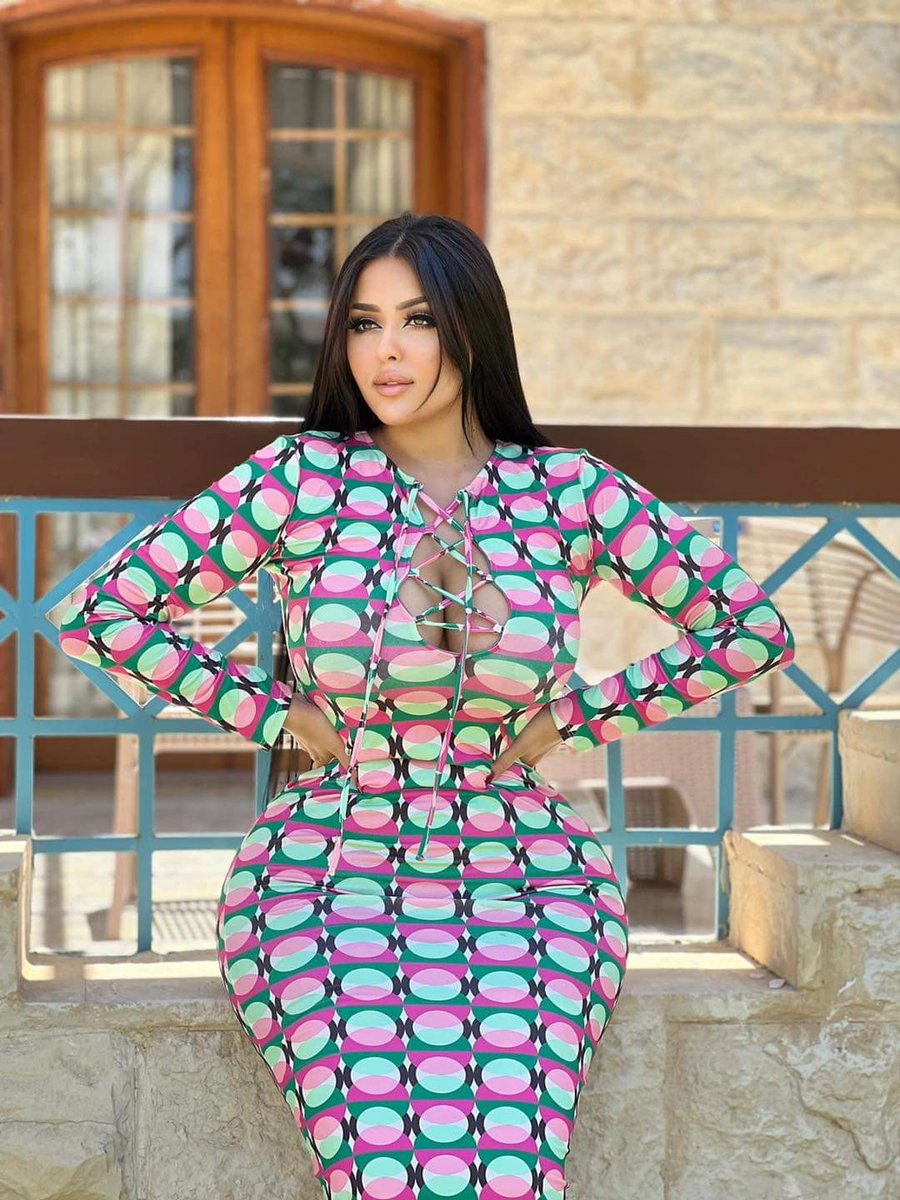 وتعجبنــي 
جــداً حيــن تنحــرف عــن
أشـــطر القصيــدة 
وتــزرع قبـــــلة
فــي فـــم الأوراق

مساء الورد حبايبي