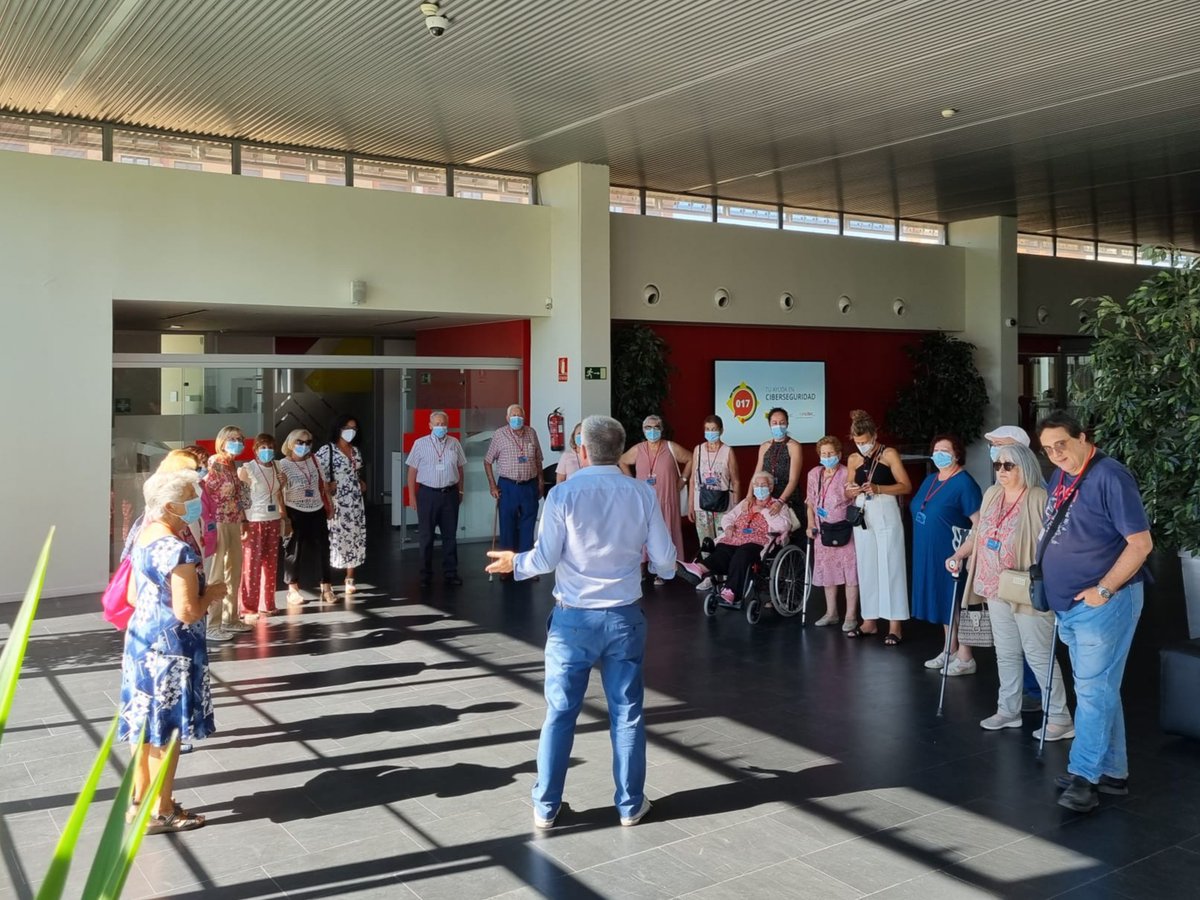 Hoy en <a href="/INCIBE/">INCIBE</a> organizamos en nuestra sede en #LeónEsp junto a <a href="/activosyfelices/">Activos y Felices</a> una jornada para acercar a los mayores leoneses 👴🏼👵 las #RedesSociales, apps móviles y programas, y se sientan más integradas en la sociedad, participando activamente a través de la Red.