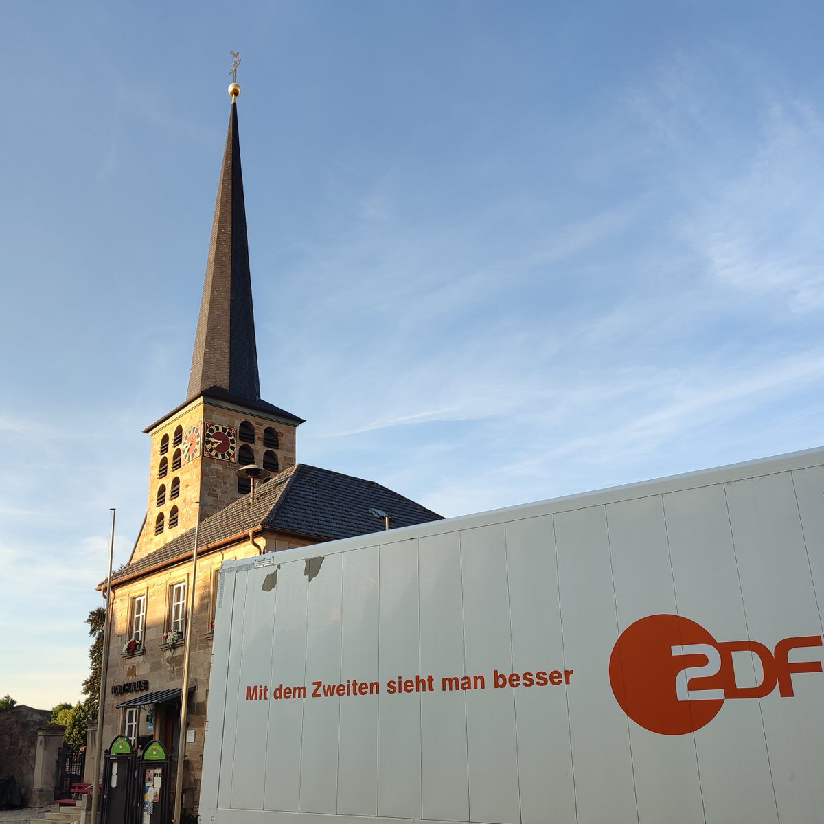 #SonntagsGodi made in #Marktgraitz! ⛪ Der #Gottesdienst mit Dekan Lars Rebhan wird im <a href="/ZDF/">ZDF</a>  live übertragen und ihr könnt morgen (31.07.) ganz bequem von #zuhause aus zuschauen. Einfach um 9.30 Uhr den #Fernseher einschalten. 🖥😇