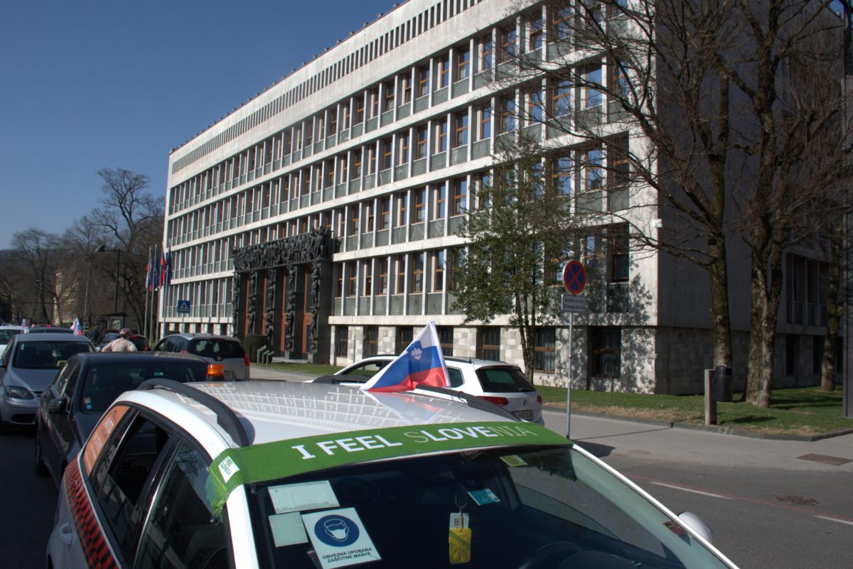 Danes smo se predstavniki sindikata na pobudo <a href="/mzi_rs/">Ministrstvo za infrastrukturo</a>  udeležili spoznavnega sestanka z ministrom mag. Bojanom Kumrom in njegovo ekipo. Sestanek je potekal v duhu konstruktivnega sodelovanja in iskanja rešitev za taksi panogo.
O čem smo se pogovarjali ▶
sindikat-taksistov.si/?p=1601