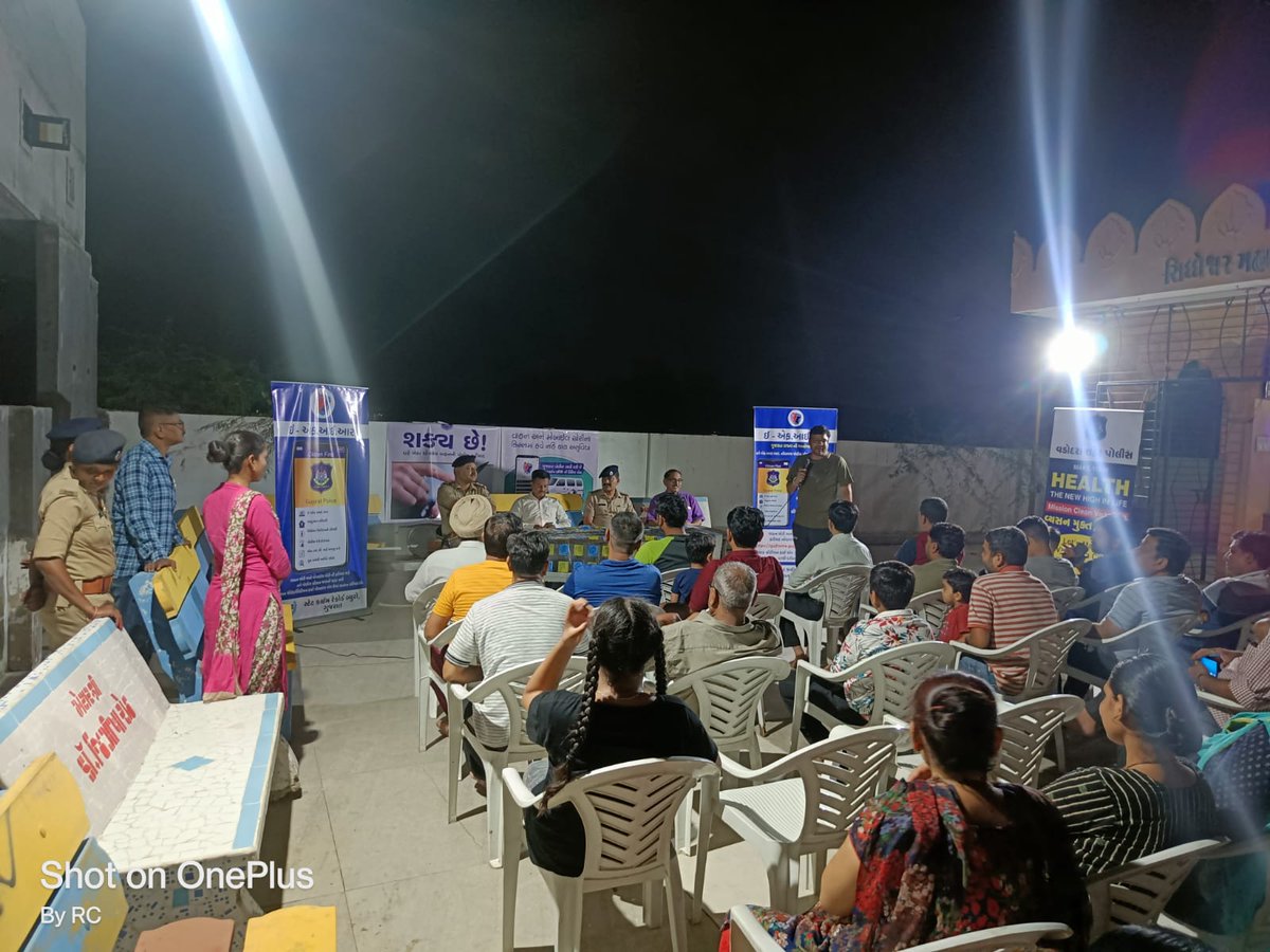 Vadcitypolice's tweet photo. વડોદરા શહેર મકરપુરા પોલીસ સ્ટેશન દ્વારા આજરોજ તરસાલી વિસ્તારમાં e-FIR અંગે જાગૃતિ કાર્યક્રમનું આયોજન કરવામાં આવ્યું.

@dgpgujarat 

#VadodaraCityPolice #EFIR #efirawarenessprogram #AwarenessProgram #Baroda #Vadodara https://t.co/QLXlNsqQcc