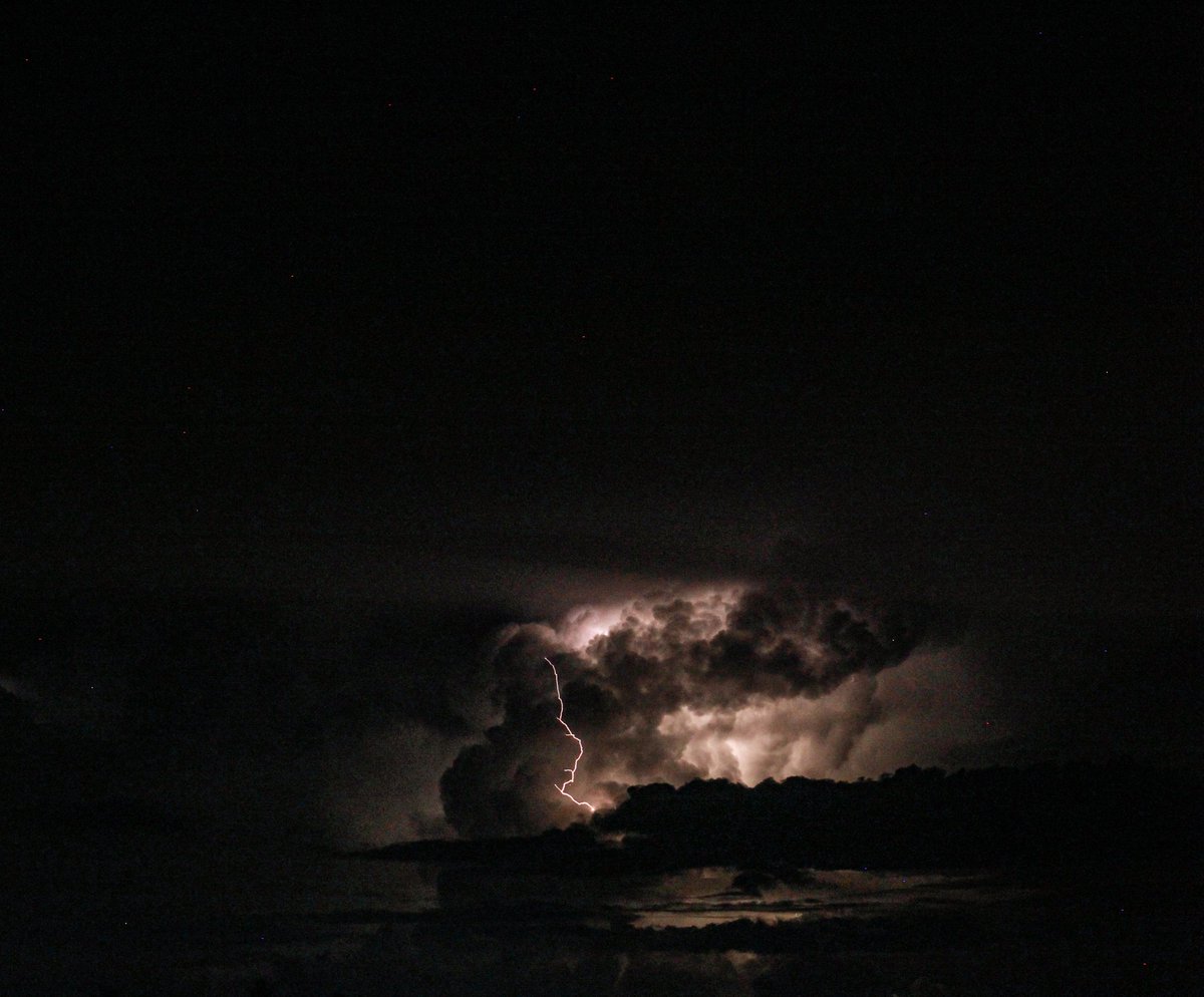 Astroph21's tweet photo. Time-lapsed of last night's incredible lightning show! ⚡

#Lightning #LightningStorm #Lightningstrikes #NightPhotography #nature https://t.co/Bg09M9BP6v https://t.co/HjCGnvWPw5
