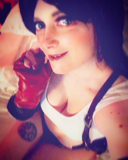 1 pic. Tifa cosplay! Old pics from last year. I should do a Fansly series as her… 😳

See me in and out