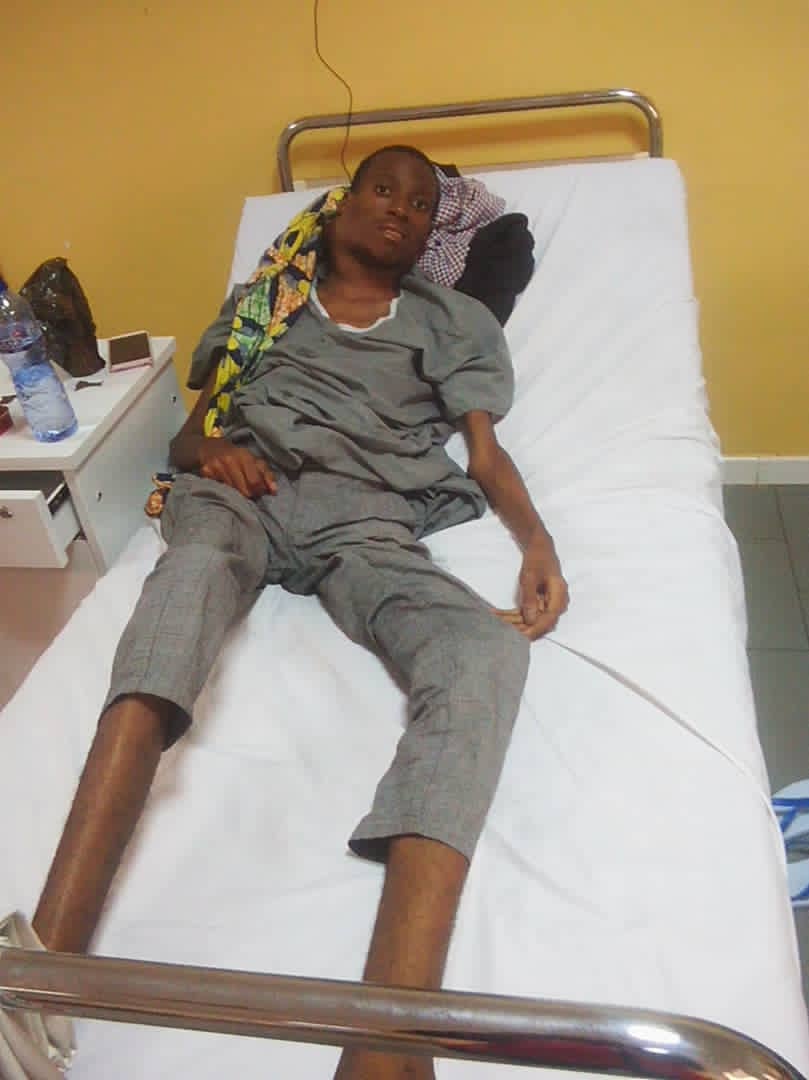 beton_junior's tweet photo. Ce jeune du nom de Isaac Kashala est sorti de l’hôpital depuis lundi faute des moyens pour continuer de se faire soigner du cancer qu’il a au cou. Je lance un cri de cœur à votre générosité pour sauver sa vie. 0812048109, c’est le contact de sa famille. Merci🙏 https://t.co/IC5Y1Tus4i