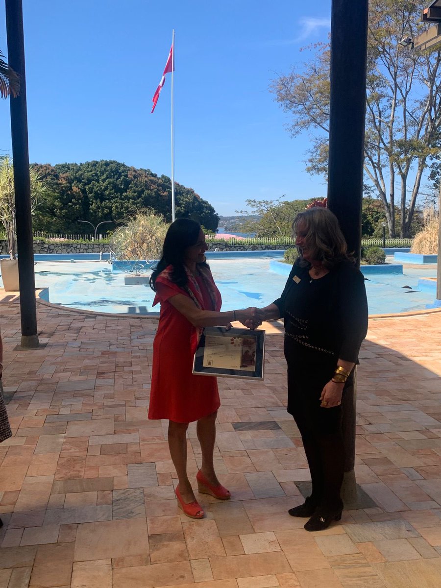 Alors que je me prépare à quitter mon affectation au 🇧🇷,j'ai eu le grand honneur de recevoir un prix de long service de notre Ministre de la défense du 🇨🇦 <a href="/AnitaAnandMP/">Anita Anand</a>.