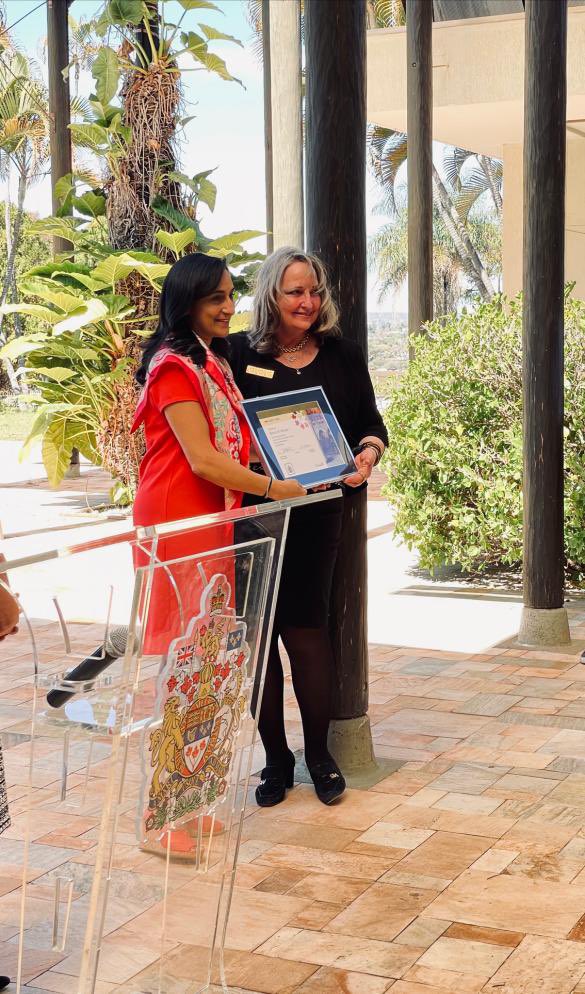 BergerBonny's tweet photo. Alors que je me prépare à quitter mon affectation au 🇧🇷,j'ai eu le grand honneur de recevoir un prix de long service de notre Ministre de la défense du 🇨🇦 @AnitaAnandMP. https://t.co/9fJMzhbrWB