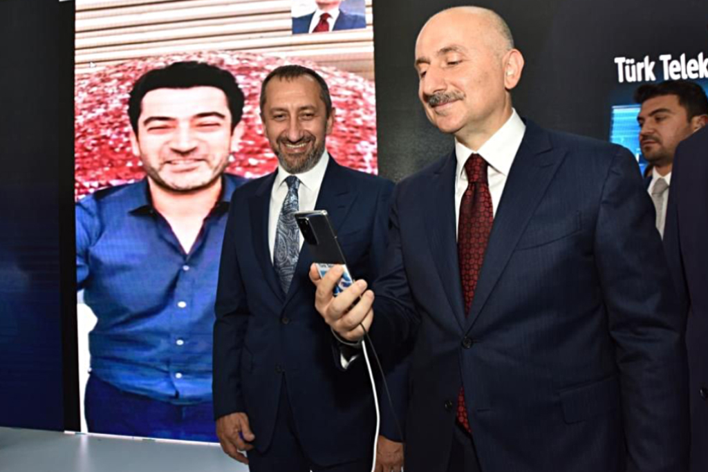 umitonaltr's tweet photo. Türkiye’nin halka açık ilk bireysel 5G deneyimini, Bakanlığımız öncülüğünde, tüm operatörlerin değerli katkı ve katılımlarıyla, İstanbul Havalimanı’nda başlatmanın gururunu yaşıyoruz. https://t.co/ypUcxj83iB
