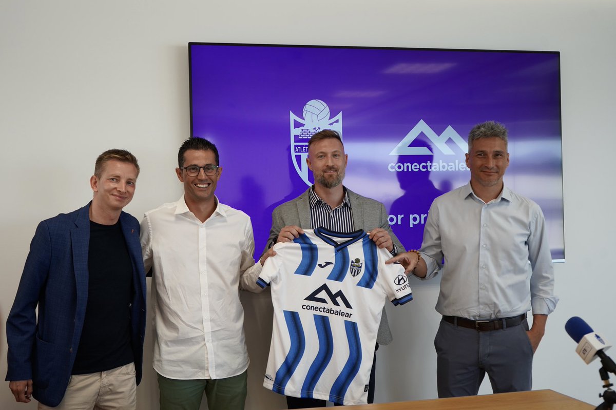 ConectaBalear's tweet photo. Felices de poder hacer público que nos convertimos en el patrocinador principal del @atleticbalears por las próximas dos temporadas.🙌🏻⚽️

→ Nuestro logo lucirá protagonista en sus nuevas equipaciones.👕 

A cumplir juntos los objetivos marcados, más conectados que nunca. 💜🤝🏻💙 https://t.co/CImXBPHGvt