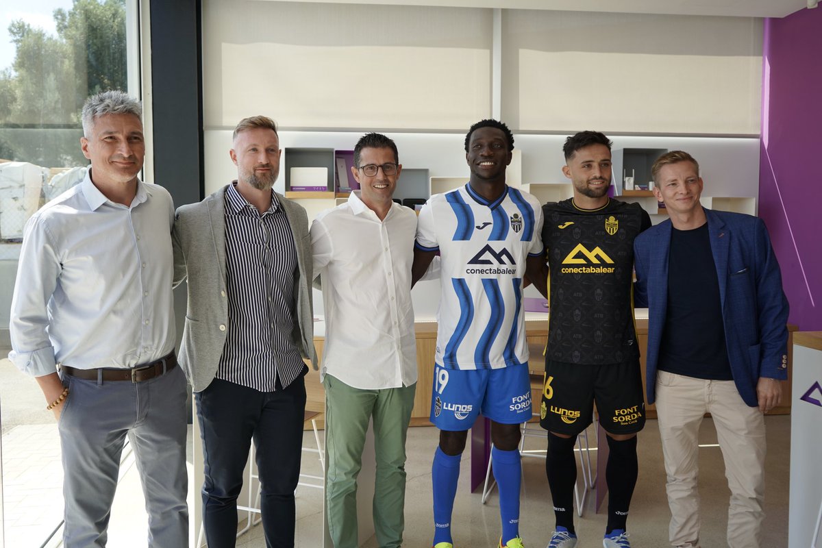 ConectaBalear's tweet photo. Felices de poder hacer público que nos convertimos en el patrocinador principal del @atleticbalears por las próximas dos temporadas.🙌🏻⚽️

→ Nuestro logo lucirá protagonista en sus nuevas equipaciones.👕 

A cumplir juntos los objetivos marcados, más conectados que nunca. 💜🤝🏻💙 https://t.co/CImXBPHGvt