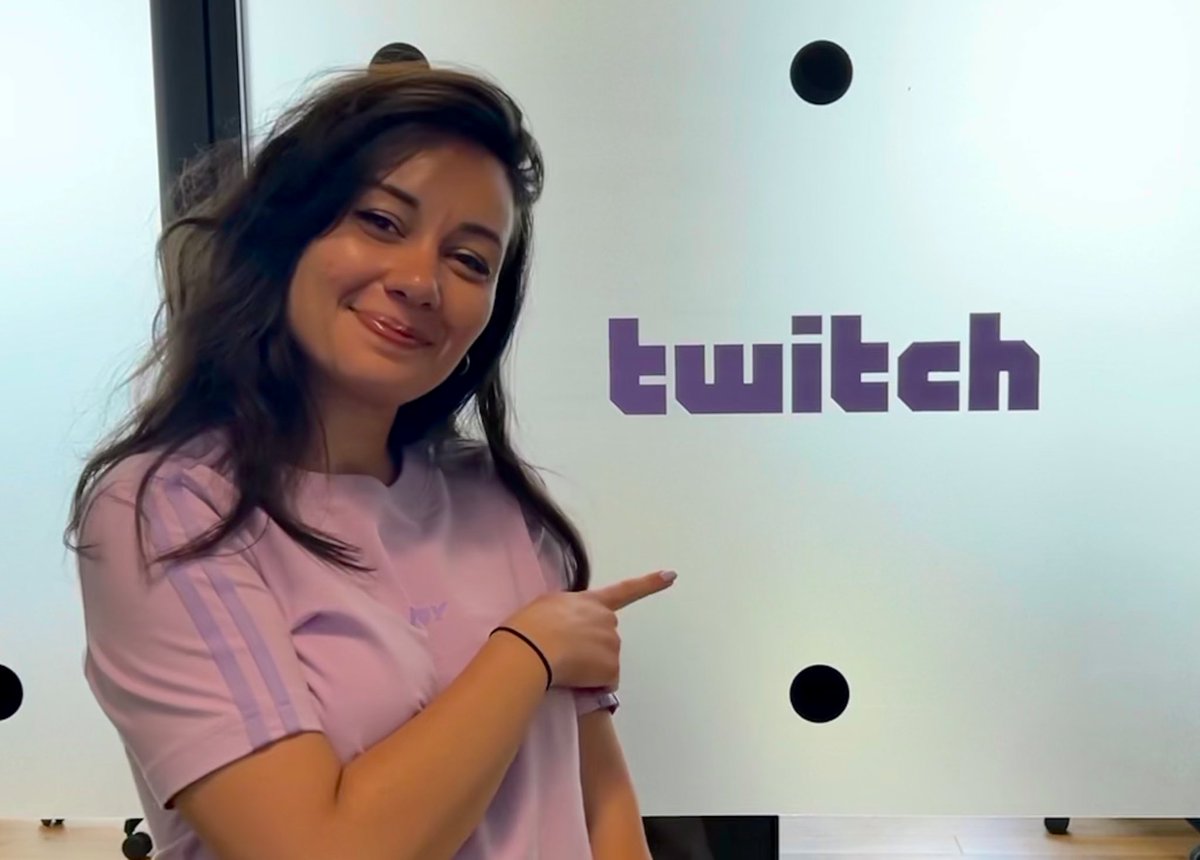 Quelle est ma couleur préférée ? (indice partout sur votre écran) J’ai rejoint l’équipe Partnerships de <a href="/TwitchFR/">Twitch FR</a> en tant que Strategic Partner Manager 💜 jpp je suis trop CONTENTE