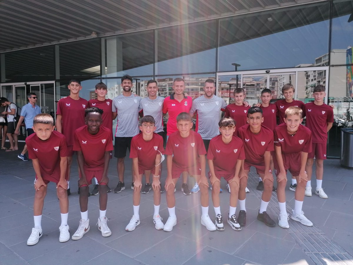 Cotif's tweet photo. 🔴⚪ 𝗘𝗹 @SevillaFC , 𝗮 𝗽𝗼𝗿 𝘁𝗼𝗱𝗮𝘀 ⚽ Los jóvenes jugadores del equipo andaluz ya están por el COTIF a la búsqueda del título 💪🏽

Mucha calidad en sus botas 🔝

#COTIFPromesas @istobal_es https://t.co/VQc83wVdpe