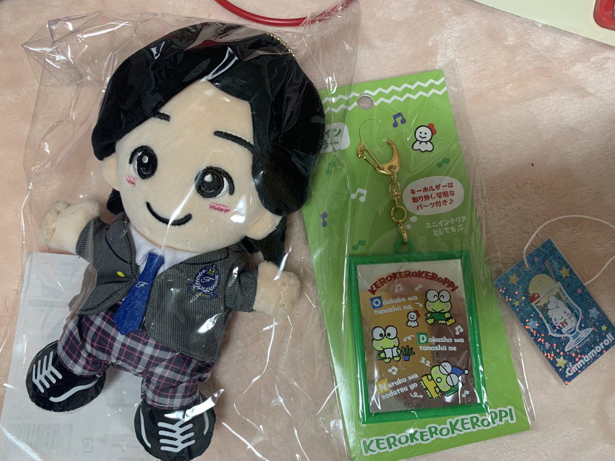 仕事帰りに久々サンリオに寄ってみた。
カエルを見るとついつい買ってしまう。
けろっぴのデザインミラーって書いてあるのを購入。
おまけはシナモンのシール♡
娘の部屋にお邪魔して📷✨
みっちーも娘のです。