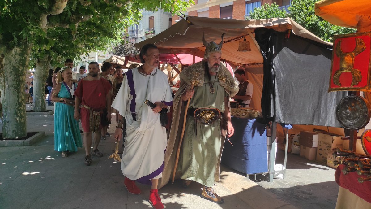 ¡Inauguración del mercado asturromano!
Pasaos a disfrutar de sus ricos manjares y cuidadas artesanías.
Podéis comprar en sus puestos desde hoy hasta el domingo con un horario de 11:00 a 14:30 y 17:30 a 22:30