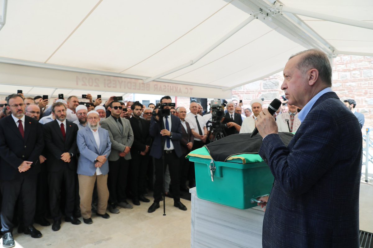 Cumhurbaşkanı <a href="/RTErdogan/">Recep Tayyip Erdoğan</a>, kalp krizi sonucu hayatını kaybeden Akhisar Ulucami Eğitim ve Kültür Vakfı Mütevelli Heyeti Başkanı Hakan Füzün için Akhisar ilçesinde düzenlenen cenaze törenine katıldı.