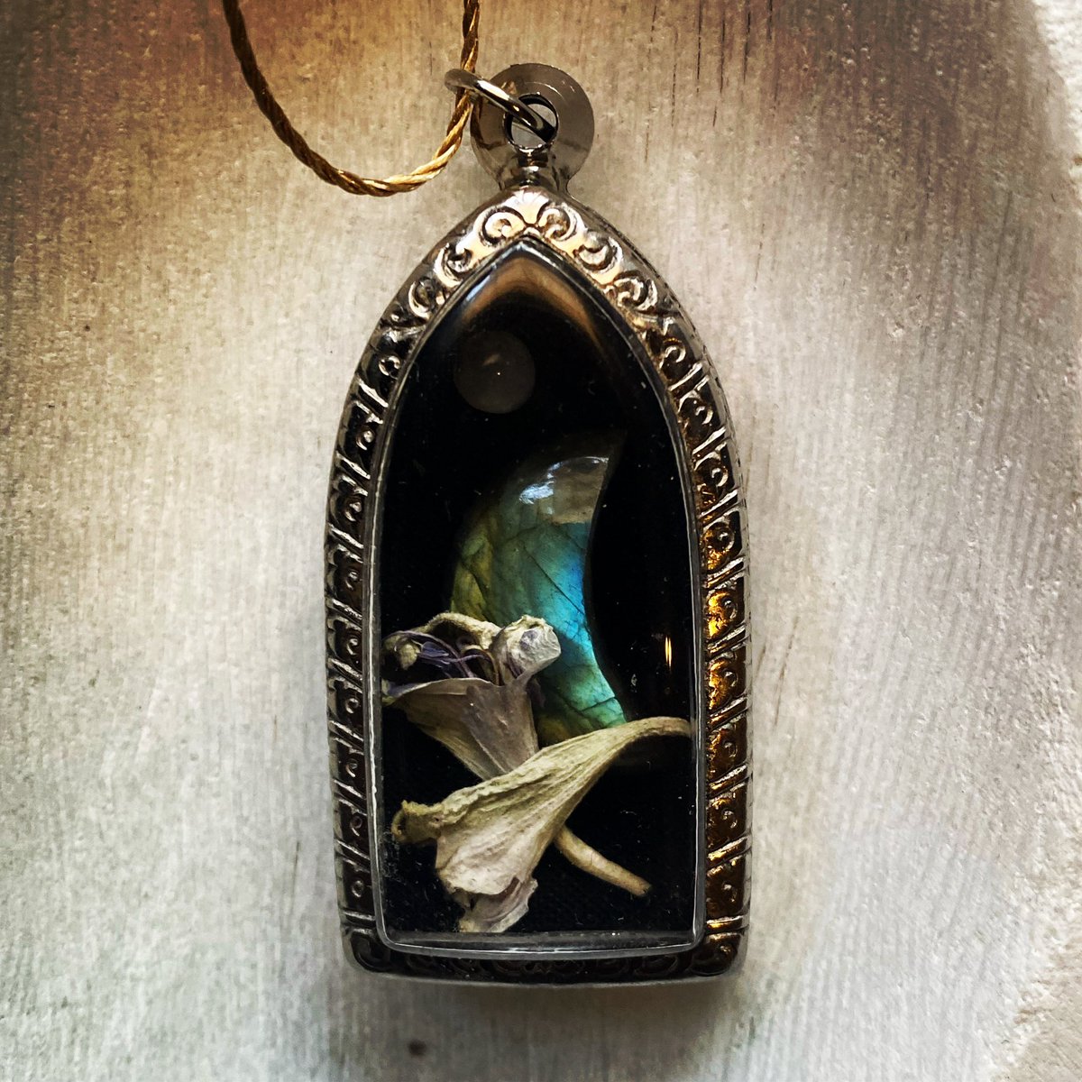 Poisonpath's tweet photo. Labradorite, moonstone, henbane and poppy 

#thepoisonpath #poisonpath #banefulherbs #veneficium #pharmakeia #witchingherbs #flyingointment #ritualentheogens #entheogens #poisonwitch #poisonmagick #ethnobotany #botanicaltoxicology #poisongarden #balefulherbs https://t.co/f5yKWZ5jfR
