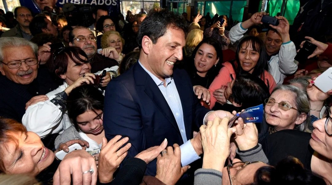 Qué vicio las fotos de Massa, en cada una hay 3 o 4 delitos naciendo. Hacés zoom en esta y por cada culo hay 17 jubilados queriendo intrusar.