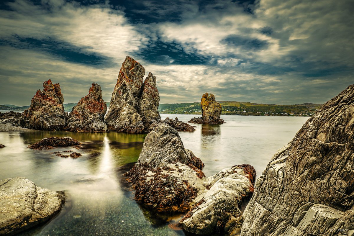 picster55's tweet photo. The magnificent rock fromations of The Three Sisters are like jagged, prehistoric, dinosaur teeth sticking out of the sea... on the Mad Rock Trail in Bay Roberts. A great hike on a beuatiful day. @EddieSheerr https://t.co/YneAYRKTnn