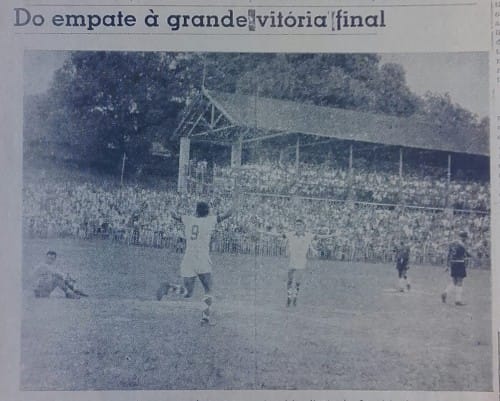 TuneldoTempoNFC's tweet photo. ✅ #NAÇA VENCE MARANHÃO EM #AMISTOSO (1964) 🦁🆚🐐
Comemoração de Dermílson (foto) no gol da vitória do sobre o #MaranhãoAC no #ParqueAmazonense (12/01/64)
📜 #JornalDiáriodaTarde #GasparVieiraNeto
#NacionalFC #Nacional #NFC #MAC #NFCMAC #NacMar #NacxMar #LeaoxBode #SaoLuis https://t.co/zjazA0RMkq