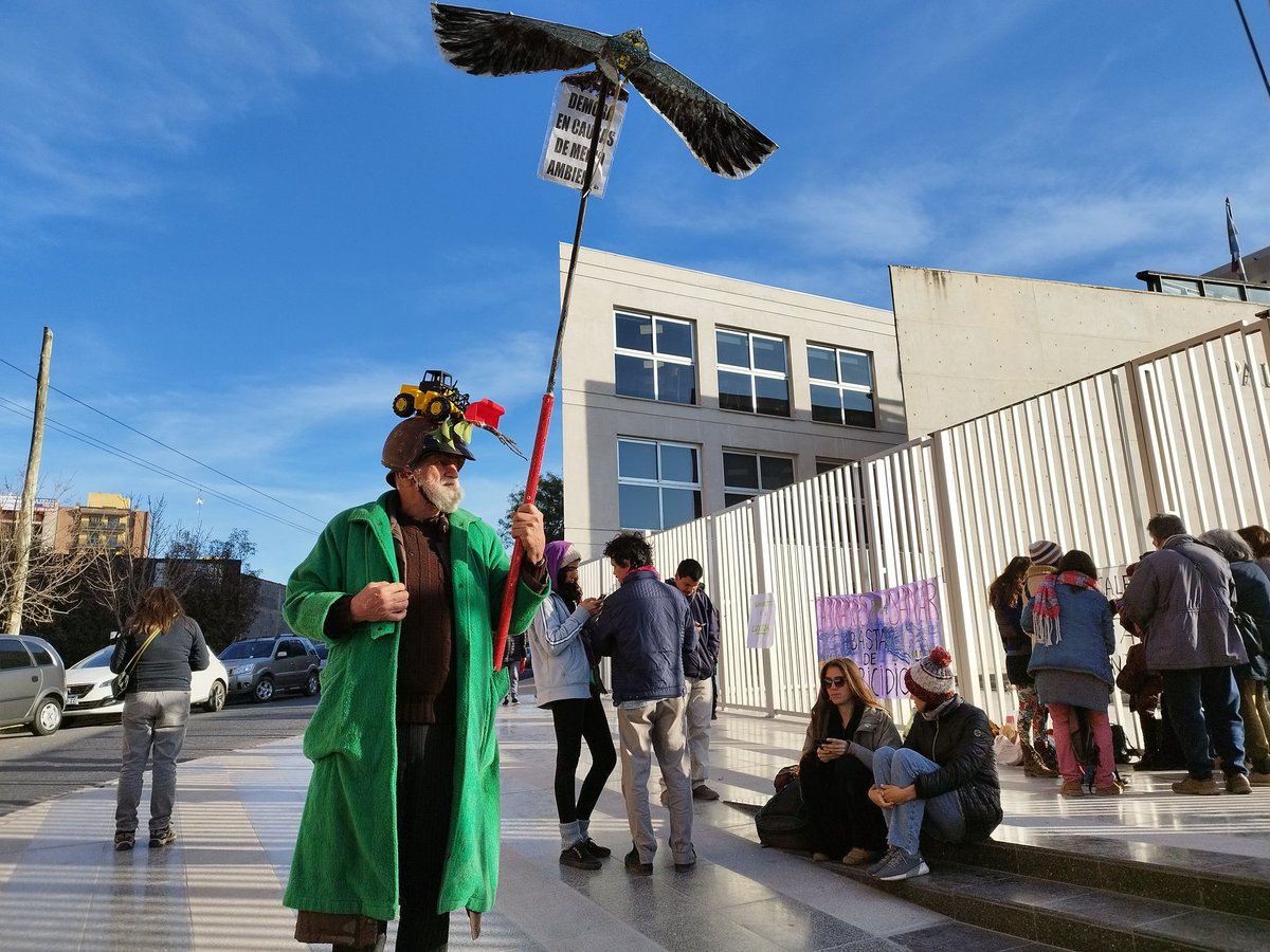 soysoledadsoler's tweet photo. #MovilNacional Org Socioambientales levantaron acampe y asisten hoy en Tribunales II a una audiencia con jueza de control M. Celeste Ferreyra. Reclaman medidas urgentes, habeas corpus en zonas de Reserva dónde avanzan las máquinas por #AutoviaPunilla @NacionalCordoba https://t.co/Xrjl7E8aJB