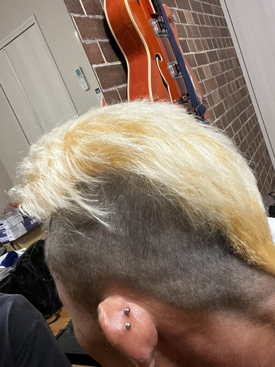 fxxkin_billy's tweet photo. 怒涛の8月(予定は全日埋まってます)の為に夏仕様にサッパリ✨✨

明日の富士急はなくなっちゃったけど、自分のリハからの飲みで楽しみます！

 #散髪
 #金髪
 #サッパリ
 #夏仕様
 #summerversion
 #バンド
 #バンドリハ
 #BiSH富士急
 #BiSH
 #決して怖くはないです
 #夏を楽しもう
 #さまでい https://t.co/Df6NQ2q3o9