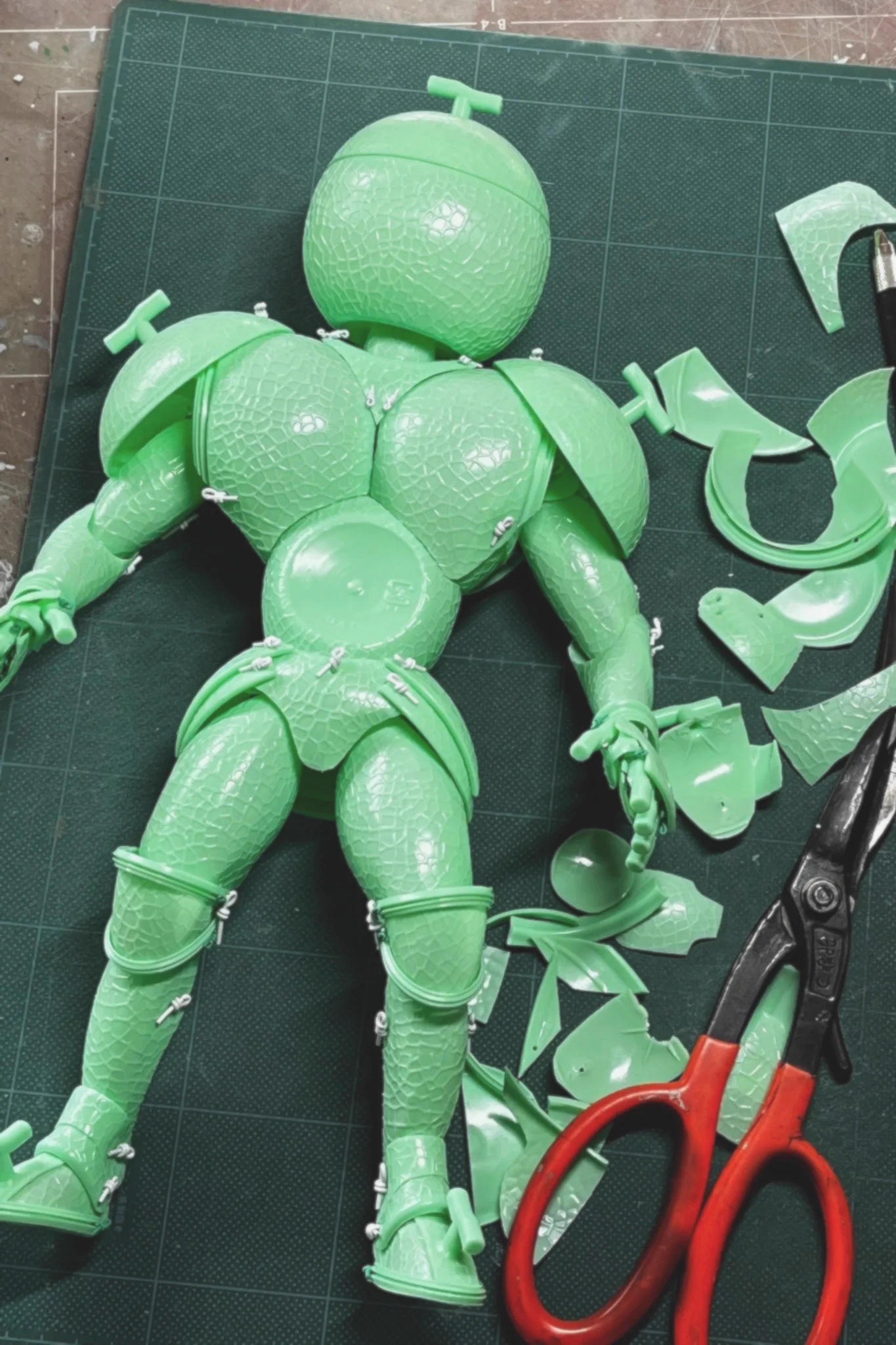 懐かしメロンシャーベットの容器！？で作った人形がクオリティ高い。