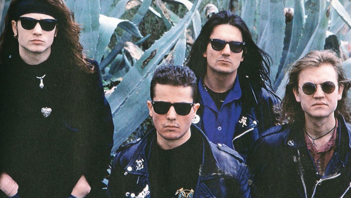 Formula_Music's tweet photo. ¡DIFÍCIL! 
¿El mejor grupo de rock de la historia de España?
🔃 Héroes del Silencio
❤️ Extremoduro https://t.co/iWNHIs3yxB