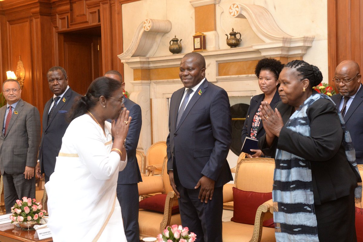 rashtrapatibhvn's tweet photo. A Parliamentary delegation from Mozambique called on President Droupadi Murmu at Rashtrapati Bhavan https://t.co/jORshfsoF9