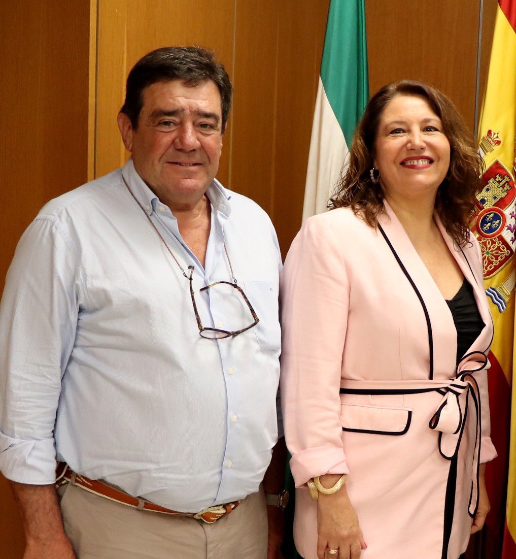 CarmenCrespoPP's tweet photo. Es un honor seguir contando en mi equipo con ⁦@Vperezrrayo⁩ esta vez asumiendo la responsabilidad de viceconsejero de ⁦@AgriculturAnd⁩ Sin duda una persona trabajadora y un gran conocedor de los sectores primarios andaluces. Enhorabuena https://t.co/rO9LGEBoXM