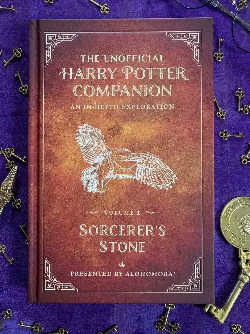 ⚡ The brilliant minds of Alohomora! have crafted an insightful, deep-diving analysis of 'Sorcerer's Stone,' the first book of the series! Snag your copy today! 📙
buff.ly/3ozg25v 

#AlohomoraCompanion #UnofficialHarryPotterCompanion #HarryPotterCompanion