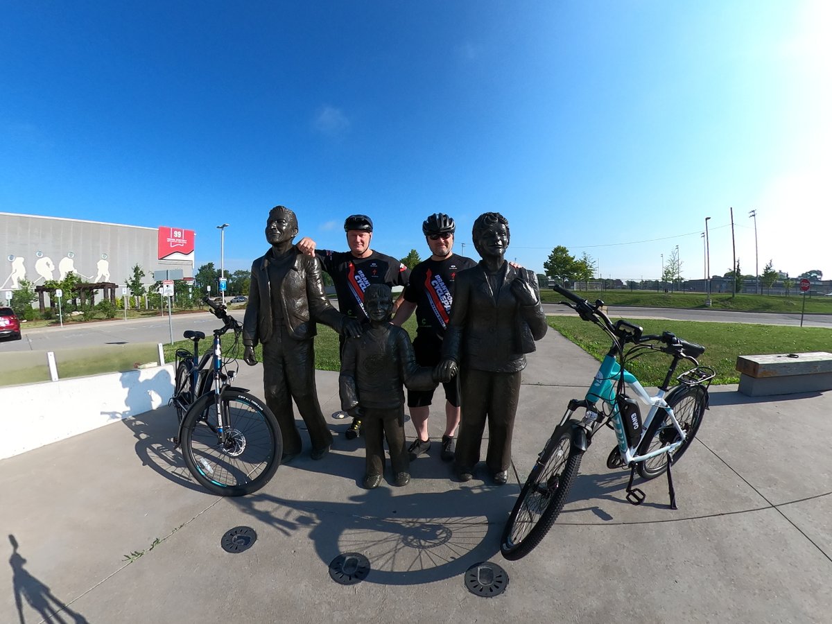 ebikebc's tweet image. “You miss one hundred percent of the shots you don&apos;t take.”  ~ Wayne Gretzky  
Morning riding rituals with ENVO D35 in front of the Wayne Gretzky statue in Brantford Ontario. 

Picture courtesy: @Brantford Cyclepath

#WayneGretzky #ENVOD35  #ENVOlution #poweredbyENVO  #rideENVO