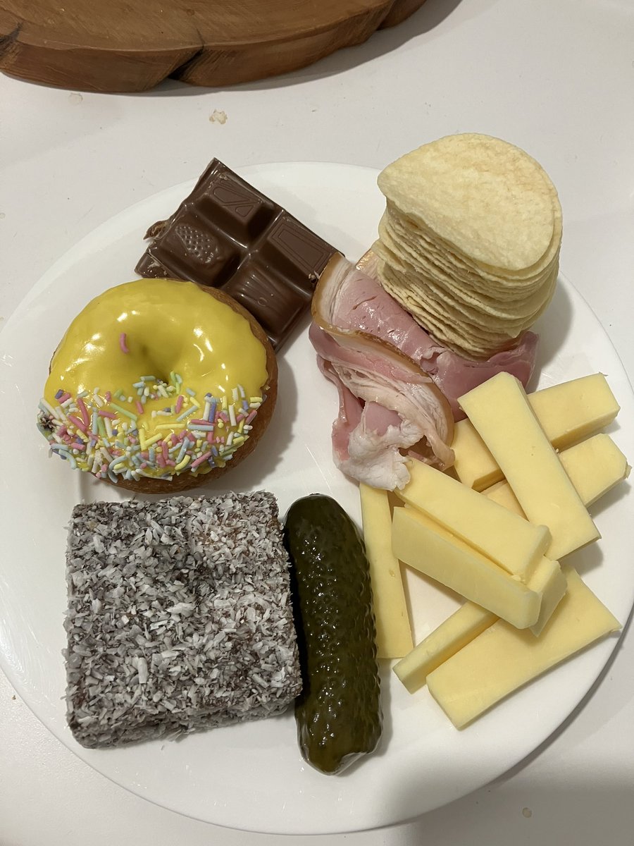 ruzza68's tweet photo. Sparse fromage Friday here 😅 #couchpeloton #sbstdf #toursnacks https://t.co/P3RGhjxvYf