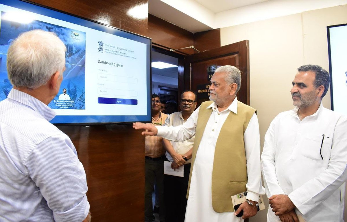Minister’s Dashboard for schemes of the Department of Animal Husbandry Dashboard helps in monitoring, and reporting real-time scheme data, analyzing the schemes’ key performance indicators through a visual matrix Details: pib.gov.in/PressReleasePa…