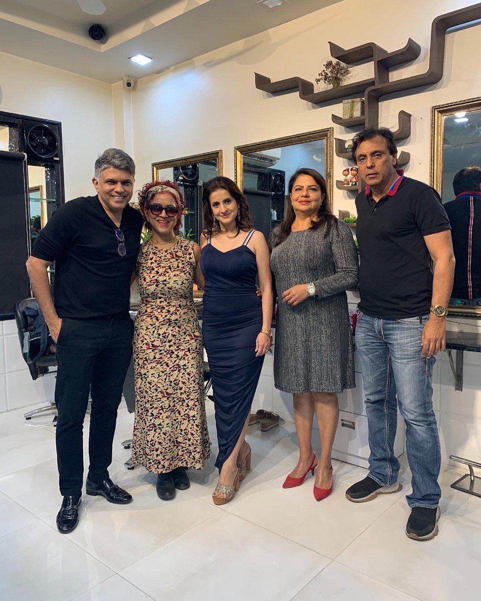 On the  final episode of season 1 the tables turn with Dr Kalpana Rao :A celebrated lifestyle disease physician,as she takes on the position of show host and questions Dr Chopra and Dr Modi  on their  holistic approach at Studio Aesthetique.

#thesvasthalife