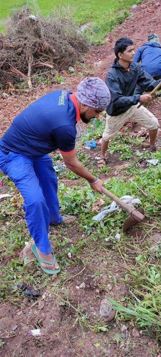 yuva_brigade's tweet photo. #CleanlinessIsHealth #SwachhBharat 
#YuvaBrigade volunteers at Hubli cleaned the premises of Shivananda Mutt near Bairi Devikoppa lake. https://t.co/5FbXywXS1b