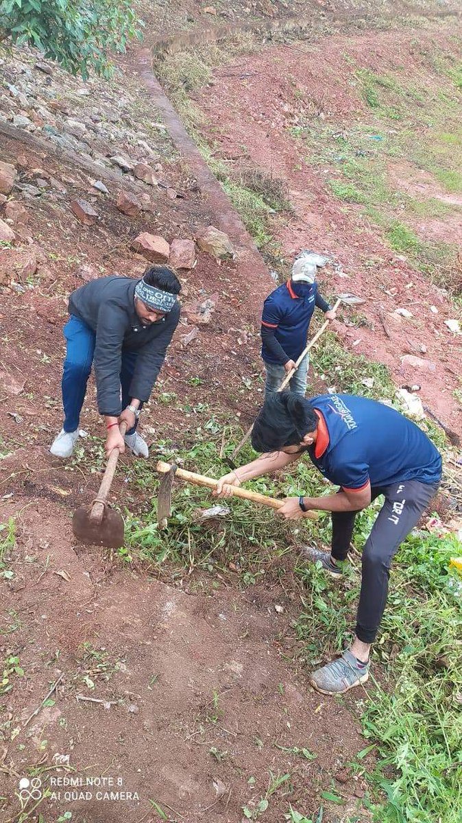 yuva_brigade's tweet photo. #CleanlinessIsHealth #SwachhBharat 
#YuvaBrigade volunteers at Hubli cleaned the premises of Shivananda Mutt near Bairi Devikoppa lake. https://t.co/5FbXywXS1b