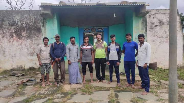 yuva_brigade's tweet photo. #CleanlinessIsHealth #SwachhBharat 
#YuvaBrigade volunteers at Ranebenneur cleaned the premises of Sri Guru Madivaleshwara Mutt. https://t.co/gaCZaRMPph