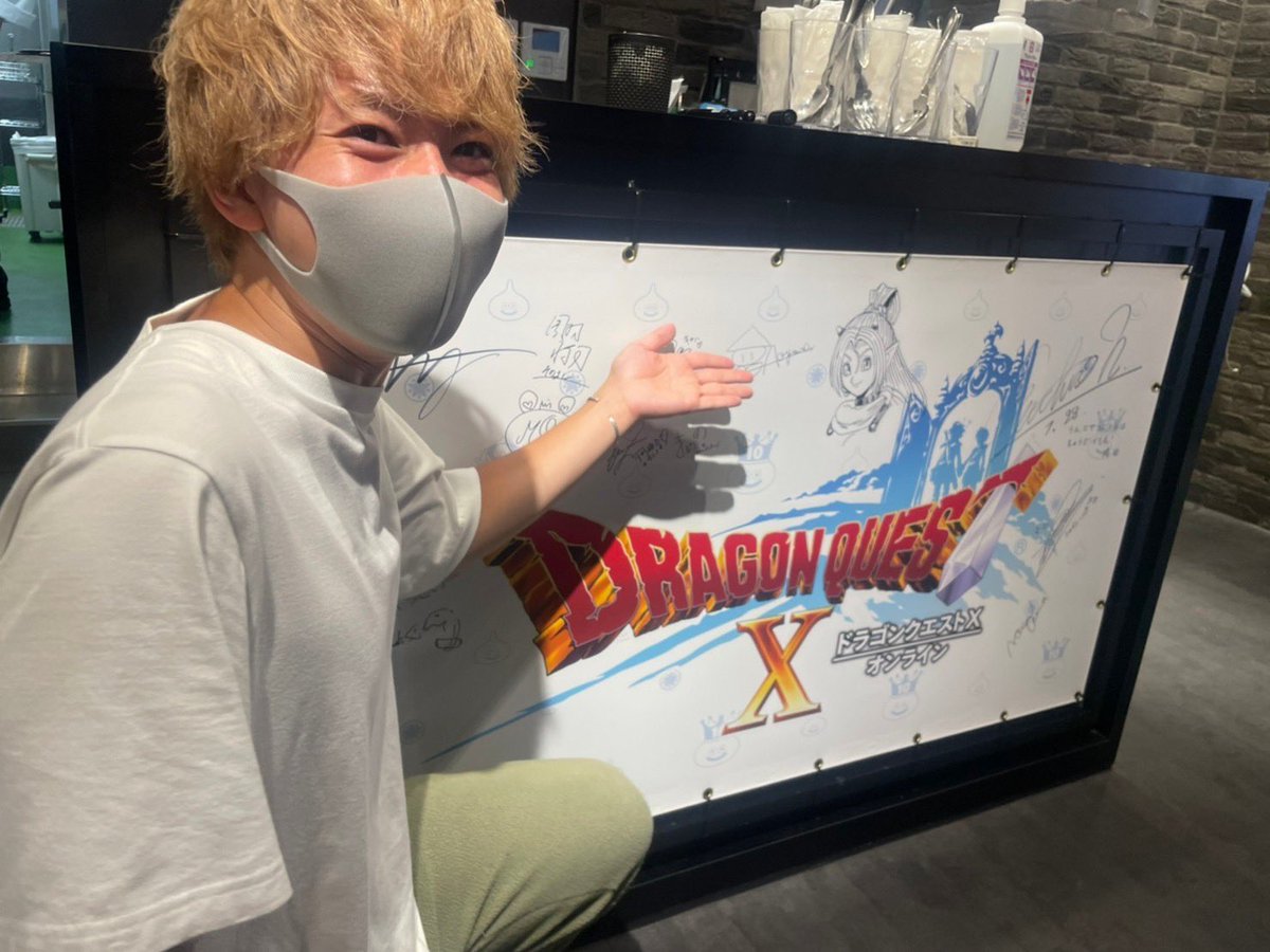 こんばんは！！！
先日スクエニカフェ行ってきました！😁

ドラクエXとコラボしててドリンクもフードも全部可愛くて美味しかったです✌️

2枚目はマイユ見つけて嬉しそうな写真です（笑）
あ、髪の毛夏なんで明るくしました♪