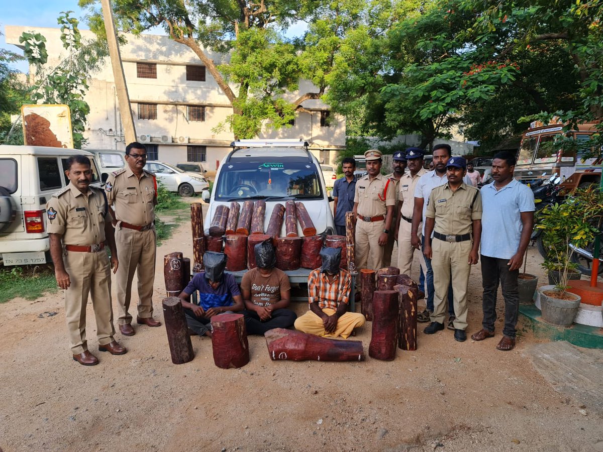 SPchittoor's tweet photo. Press meet - SDPO Chittoor Sri N.Sudhakar Reddy along with CI, Chittoor Rural East Sri K.Balaiah, SI, Chittoor Taluk PS Sri V.Ramakrishna conducted a press on the arrest of 3 Red Sander smugglers at Chittoor Taluk PS. Rs.30 laks worth property 25 RS logs, https://t.co/XmGdlHc1TS
